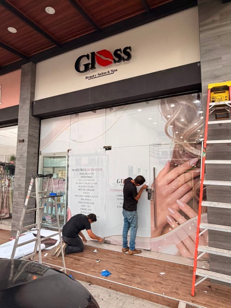 Vinil microperforado instalado en vitrina
